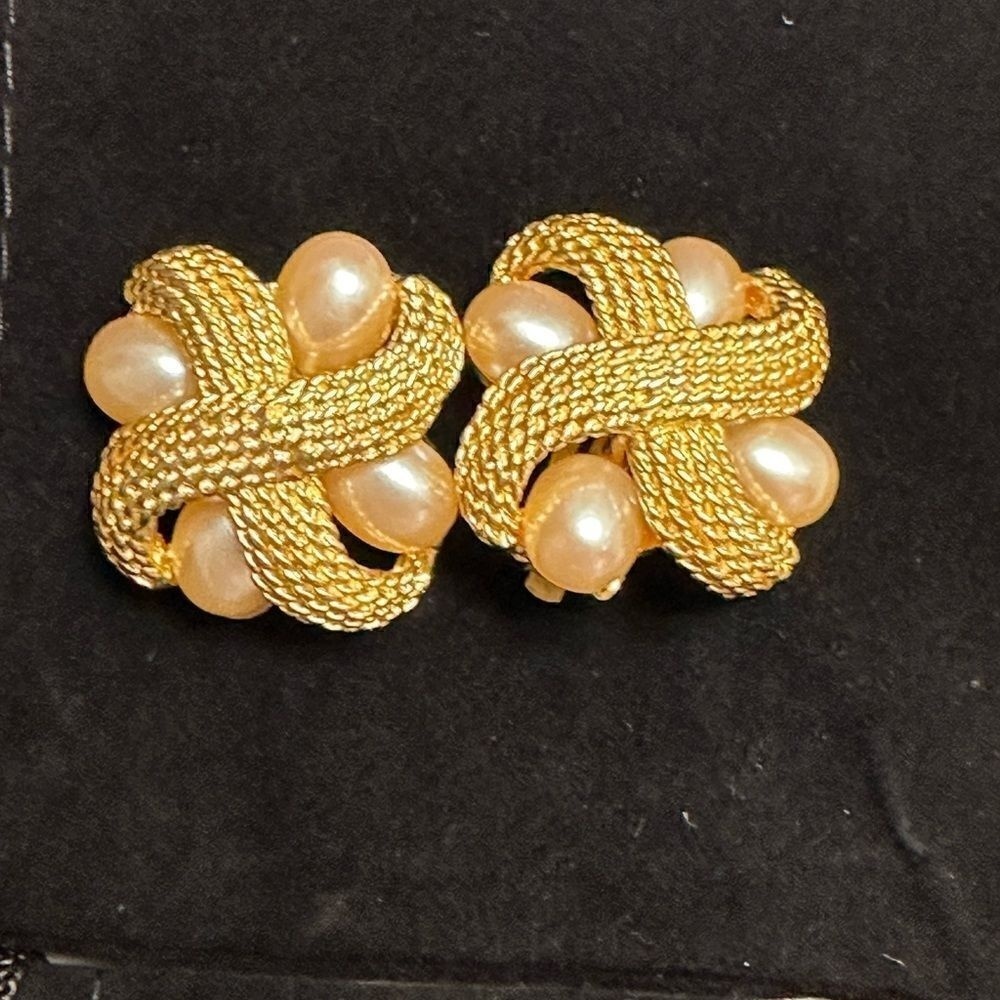 Vintage Pearl Goldtone‎ Clip on Earrings
